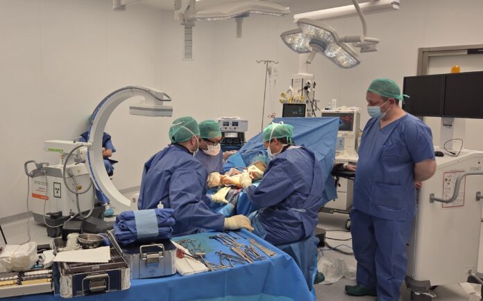 7televalencia-cirujanos-vithas Cirujanos ortopédicos rusos se forman en Vithas Valencia Turia