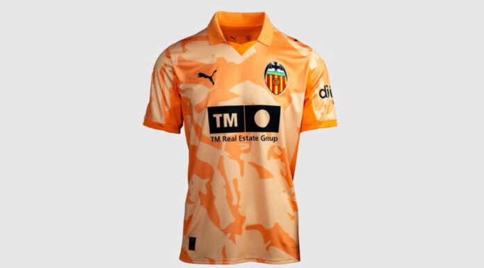 Locura por la camiseta retro del Valencia CF: colas desde primera hora y unidades casi agotadas