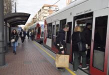 Las mujeres y los menores de 25 años son los que más se suben al Metro