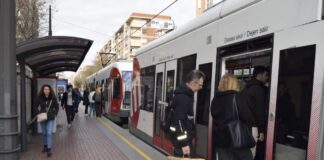 Las mujeres y los menores de 25 años son los que más se suben al Metro