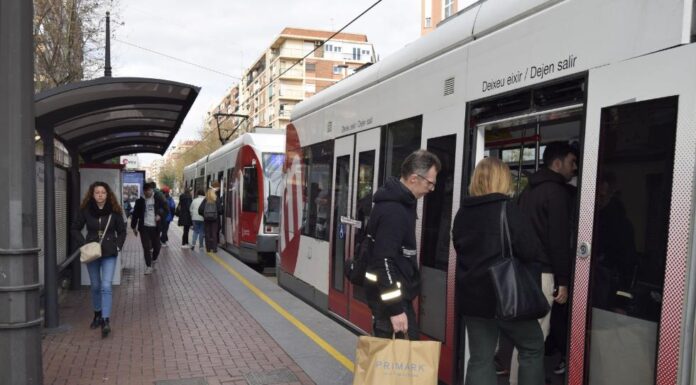 Las mujeres y los menores de 25 años son los que más se suben al Metro