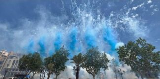 Castillo de fuegos artificiales y mascletà por la Mare de Déu dels Desemparats en València