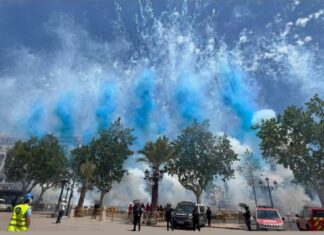 Castillo de fuegos artificiales y mascletà por la Mare de Déu dels Desemparats en València
