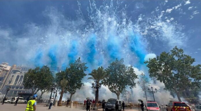 Castillo de fuegos artificiales y mascletà por la Mare de Déu dels Desemparats en València
