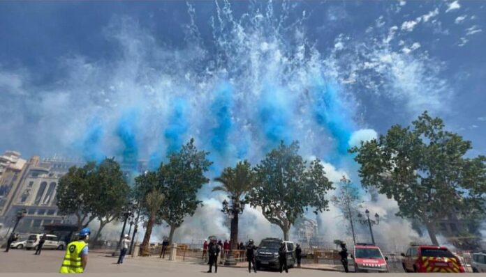 Castillo de fuegos artificiales y mascletà por la Mare de Déu dels Desemparats en València