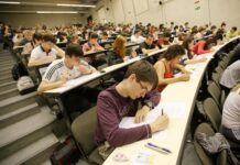 Profesores de Bachillerato amenazan con poner un 10 a todos los alumnos por la huelga educativa Profesores de Bachillerato amenazan con poner un 10 a todos los alumnos
