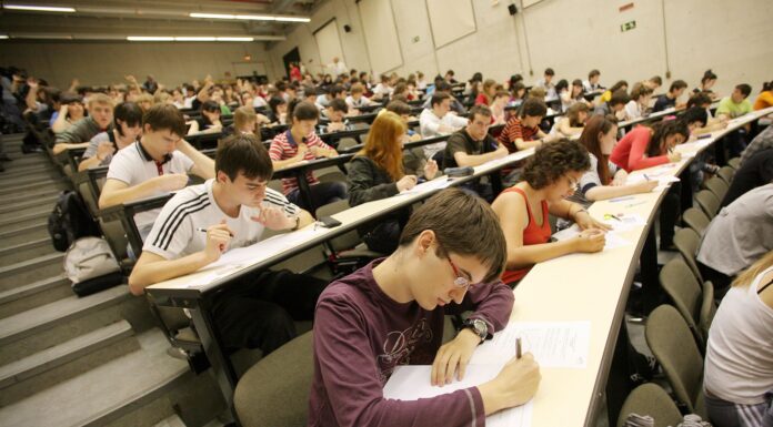 Profesores de Bachillerato amenazan con poner un 10 a todos los alumnos por la huelga educativa Profesores de Bachillerato amenazan con poner un 10 a todos los alumnos