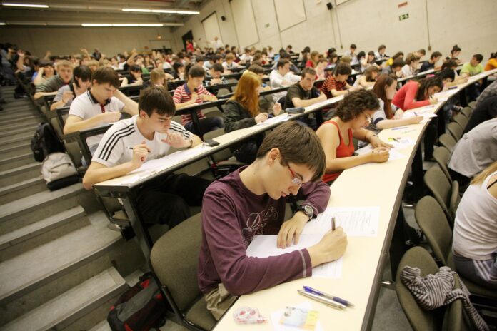 121638_100000foto4367pg Profesores de Bachillerato amenazan con poner un 10 a todos los alumnos