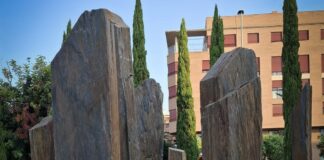 Escultura en homenatge a les víctimes de l'accident de metro a Torrent