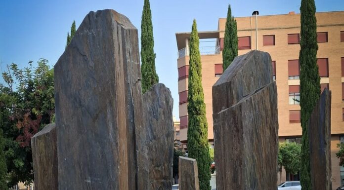 Escultura en homenatge a les víctimes de l'accident de metro a Torrent