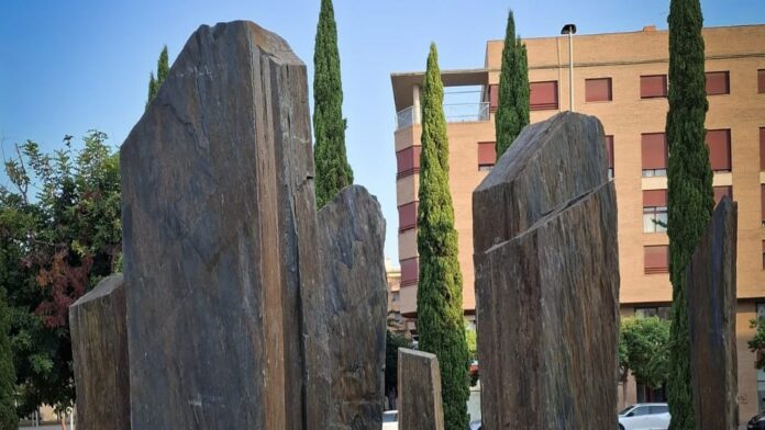 Escultura en homenatge a les víctimes de l'accident de metro a Torrent