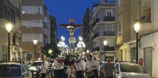 Imagen de la procesión del Santísimo Cristo de la Fe en el barrio Sagunto