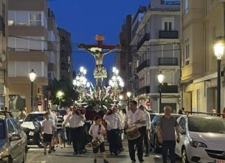 Imagen de la procesión del Santísimo Cristo de la Fe en el barrio Sagunto