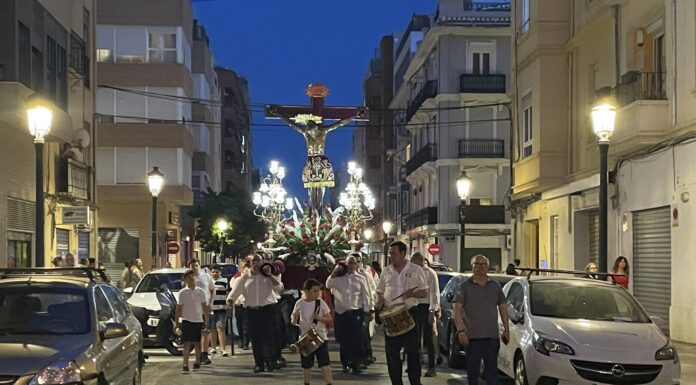 Imagen de la procesión del Santísimo Cristo de la Fe en el barrio Sagunto