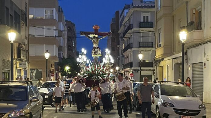 Imagen de la procesión del Santísimo Cristo de la Fe en el barrio Sagunto