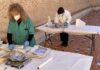 El Museu de l’Horta Sud i el castell d’Alaquàs ja han entregat 160.000 fotos a les famílies afectades per la DANA Treballs en el laboratori del Castell d'Alaquàs