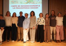 Quart de Poblet retrà homenatge al seu professorat jubilat en agraïment a la seua trajectòria Foto de família dels docents reconeguts a Quart de Poblet