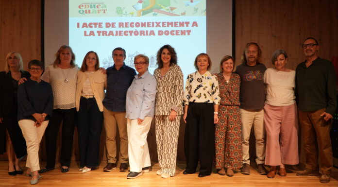 Quart de Poblet retrà homenatge al seu professorat jubilat en agraïment a la seua trajectòria Foto de família dels docents reconeguts a Quart de Poblet