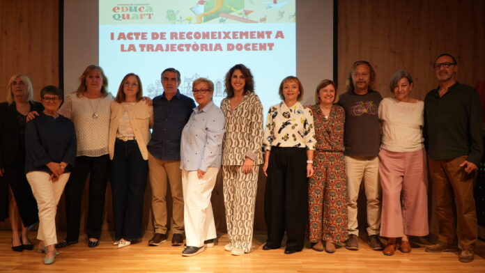 7televalencia Foto de familia con los y las docentes reconocidos. Quart de Poblet Foto de família dels docents reconeguts a Quart de Poblet