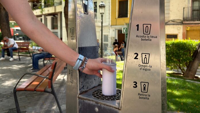 7televalencia Una de las fuentes públicas de agua refrigerada en Paterna Una de las fonts públiques d'aigua refrigerada en Paterna