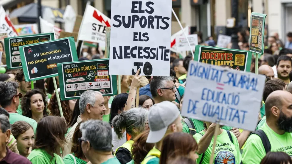 Manifestacion multitudinaria de docentes y estudiantes colapsa el centro de Valencia. EFE