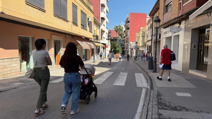 7televalencia Vecinas paseando por Paterna Veïnes per Paterna