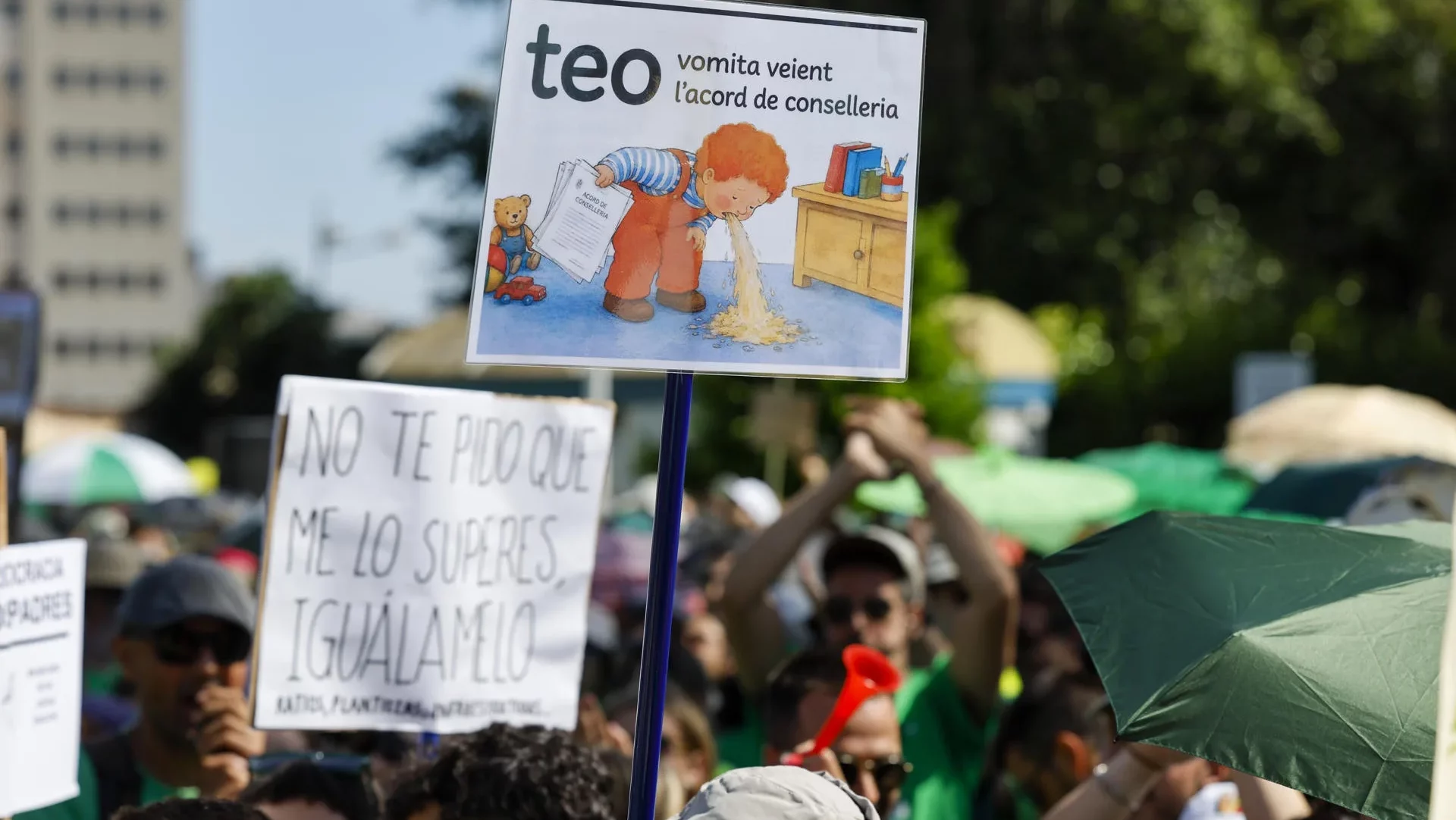Detalle de una de las pancartas en una de las concentraciones del profesorado en huelga de esta semana. EFE/Ana Escobar