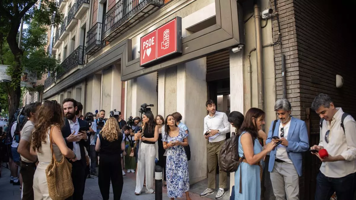 Periodistas a las puertas de la sede del PSOE en Ferraz. EFE