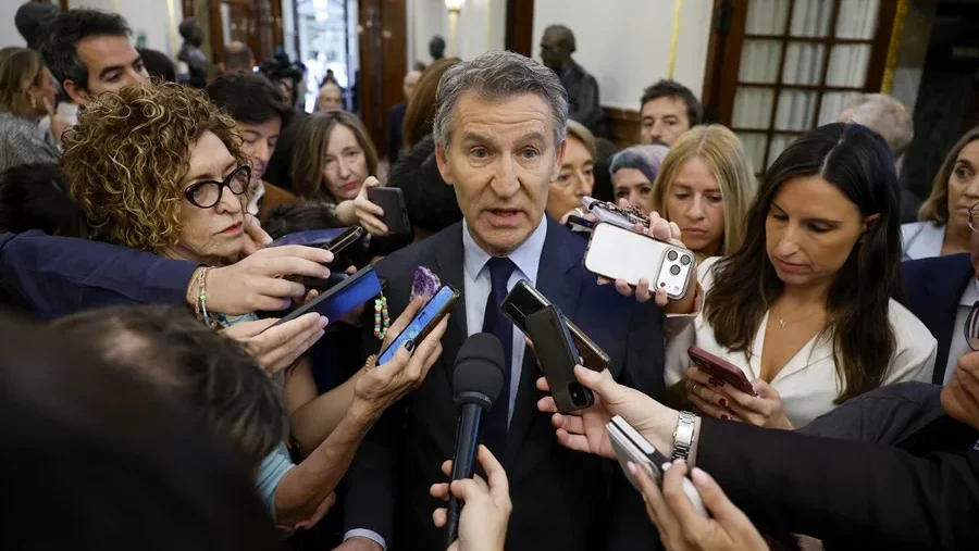 Feijoo en los pasillos del Congreso de los Diputados