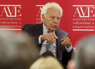 Felipe González visita Valencia y pide un adelanto electoral tras la imputación de Zapatero