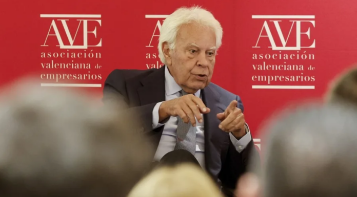 Felipe González visita Valencia y pide un adelanto electoral tras la imputación de Zapatero