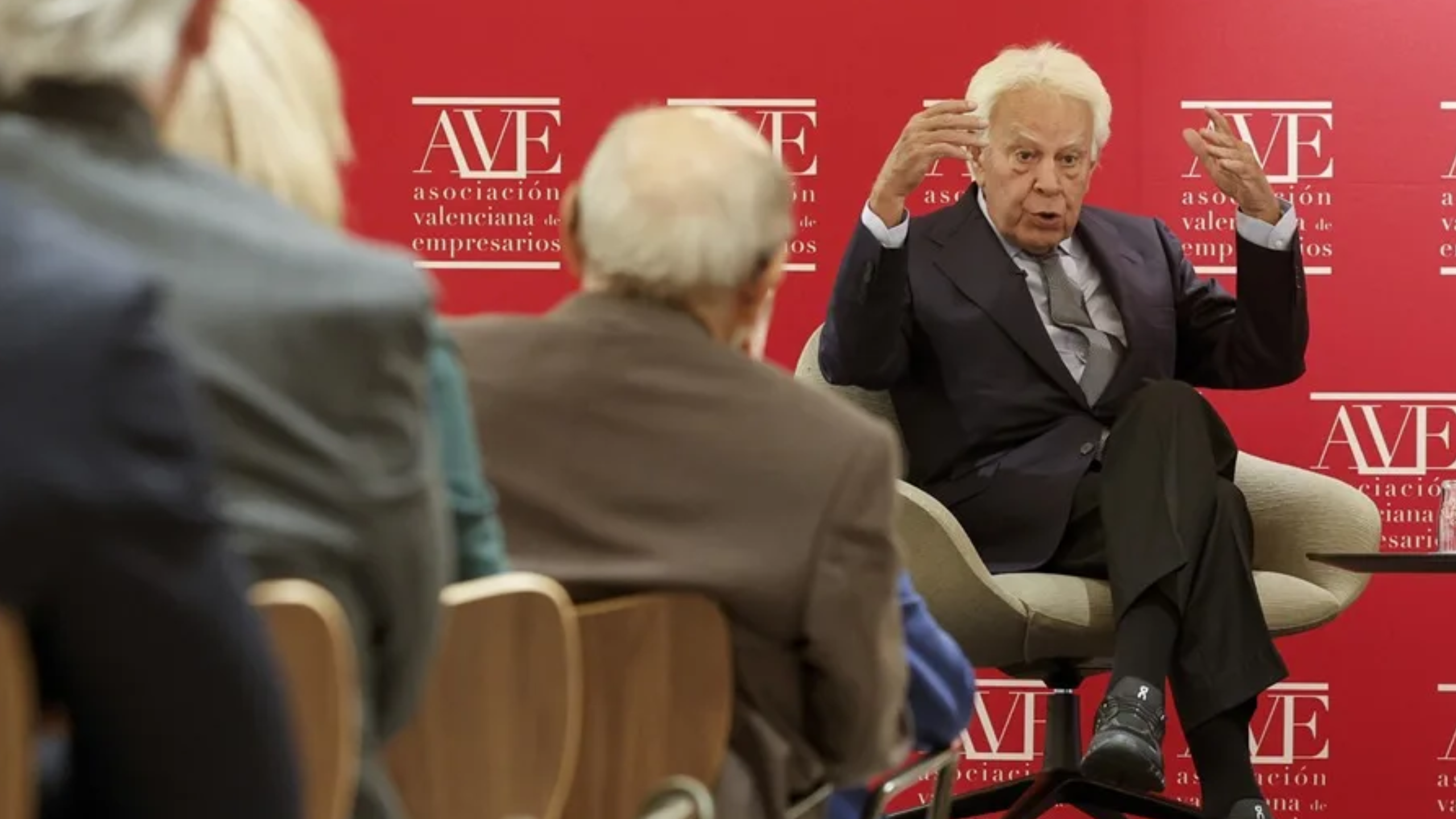 Felipe González visita Valencia y pide un adelanto electoral tras la imputación de Zapatero