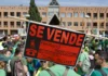 Educación y sindicatos rompen la negociación: se mantiene la huelga indefinida Una de las pancartas en la concentración de este miércoles del profesorado ante la Conselleria de Educación. EFE/Ana Escobar. Huelga