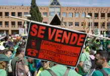 Educación y sindicatos rompen la negociación: se mantiene la huelga indefinida Una de las pancartas en la concentración de este miércoles del profesorado ante la Conselleria de Educación. EFE/Ana Escobar. Huelga