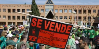 Educación y sindicatos rompen la negociación: se mantiene la huelga indefinida Una de las pancartas en la concentración de este miércoles del profesorado ante la Conselleria de Educación. EFE/Ana Escobar. Huelga