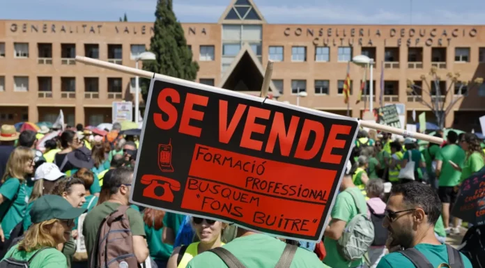 Educación y sindicatos rompen la negociación: se mantiene la huelga indefinida Una de las pancartas en la concentración de este miércoles del profesorado ante la Conselleria de Educación. EFE/Ana Escobar. Huelga