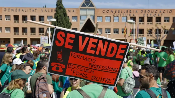 7televalencia huelga docente 1 Una de las pancartas en la concentración de este miércoles del profesorado ante la Conselleria de Educación. EFE/Ana Escobar. Huelga