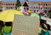 Calendario de las movilizaciones del profesorado de esta semana Una de las pancartas en la concentración de este miércoles del profesorado ante la Conselleria de Educación. EFE/Ana Escobar