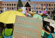 Dimisión en bloque de equipos directivos en plena huelga: ¿cómo afecta a los centros educativos? Una de las pancartas en la concentración de este miércoles del profesorado ante la Conselleria de Educación. EFE/Ana Escobar