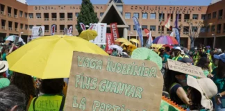 Una de las pancartas en la concentración de este miércoles del profesorado ante la Conselleria de Educación. EFE/Ana Escobar