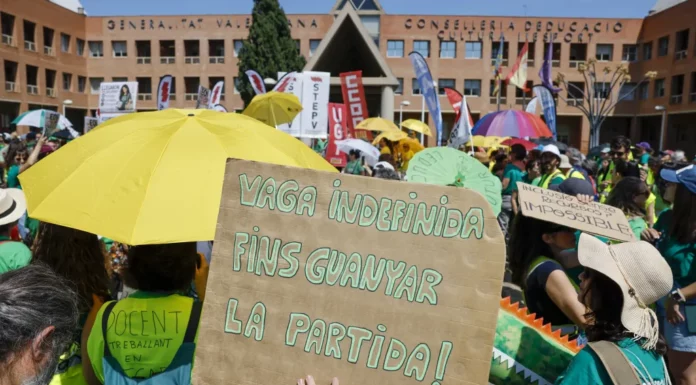 Una de las pancartas en la concentración de este miércoles del profesorado ante la Conselleria de Educación. EFE/Ana Escobar