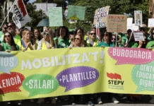 Tercera semana de huelga docente: nueva mesa de negociación y luz al final del túnel Profesores en huelga protestan durante la reunión entre la Conselleria de Educación y los sindicatos de docentes en la cuarta jornada de la huelga indefinida del profesorado de la Comunitat Valenciana. EFE/ Ana Escobar