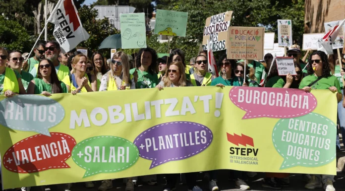 Profesores en huelga protestan durante la reunión entre la Conselleria de Educación y los sindicatos de docentes en la cuarta jornada de la huelga indefinida del profesorado de la Comunitat Valenciana. EFE/ Ana Escobar
