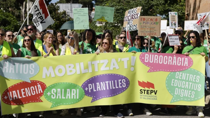 7televalencia huelga educacion Profesores en huelga protestan durante la reunión entre la Conselleria de Educación y los sindicatos de docentes en la cuarta jornada de la huelga indefinida del profesorado de la Comunitat Valenciana. EFE/ Ana Escobar