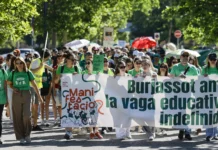 La huelga educativa bloquea Valencia a las puertas de una gran manifestación este sábado Una de las marchas docentes de la huelga