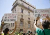 ¿Llega el final de la huelga? Educación y sindicatos afrontan la reunión clave Docentes frente a la Generalitat en una de las jornadas de huelga