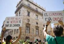 ¿Llega el final de la huelga? Educación y sindicatos afrontan la reunión clave Docentes frente a la Generalitat en una de las jornadas de huelga