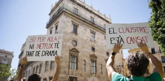 Docentes frente a la Generalitat en una de las jornadas de huelga