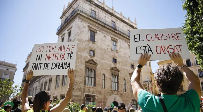 Docentes frente a la Generalitat en una de las jornadas de huelga