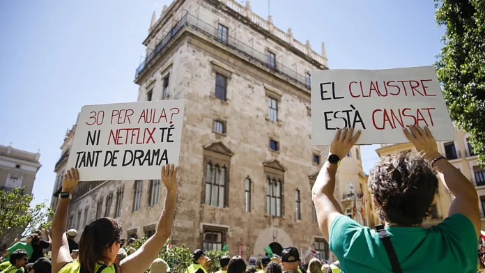 7televalencia huelga profesores-valencia-RlMw9byxbca5V9RxigedYWN-1200x840 Docentes frente a la Generalitat en una de las jornadas de huelga